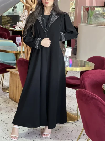 عباية دُجى السوداء بإطلالة كاملة