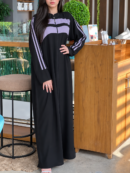 عباية لين الرياضية بخامة كريب باللون الأسود وتفاصيل بنفسجية بإطلالة كاملة