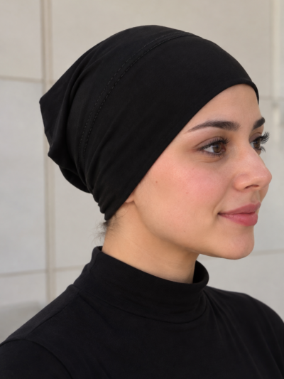قمطة قطنية سوداء ملبوسة تحت الحجاب